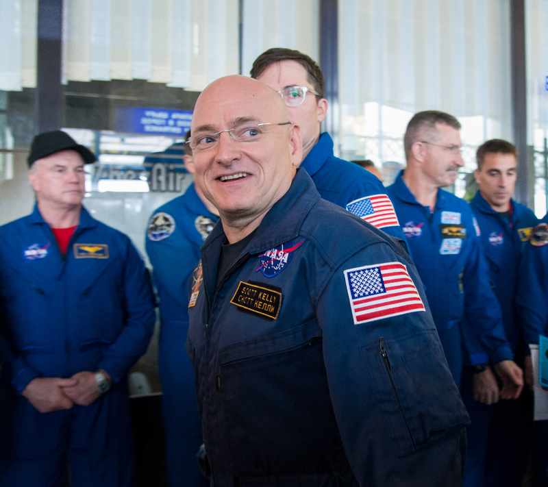 Illustration for article titled Is NASA's Scott Kelly Allowed to Take His Blue Jumpsuit Off?